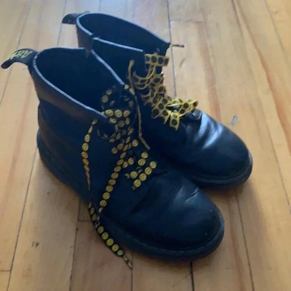 Dr.‎  Martens